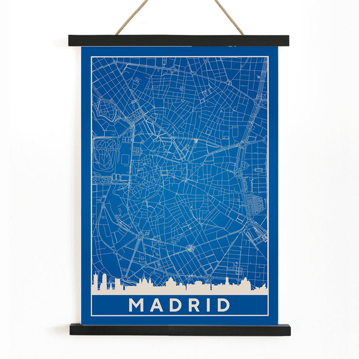 Minimalistische Madrid Karte von Artist Name zeigt eine detaillierte blau-weiß Stadtplan mit Silhouetten Poster einer minimalistischen Karte von Madrid in Blau und Weiß mit Straßendetails mit dem Titel „Minimalistische Madrid-Karte“ von Anonymous