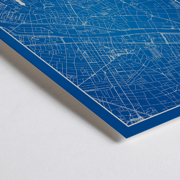 Pariser Stadtplan-Kunstwerk von Minimalist Paris Map Poster zeigt eine detaillierte blau-weiße Karte von Paris mit markanten Sehenswürdigkeiten und dem Eiffelturm mit dem Titel „Minimalistische Karte von Paris“.