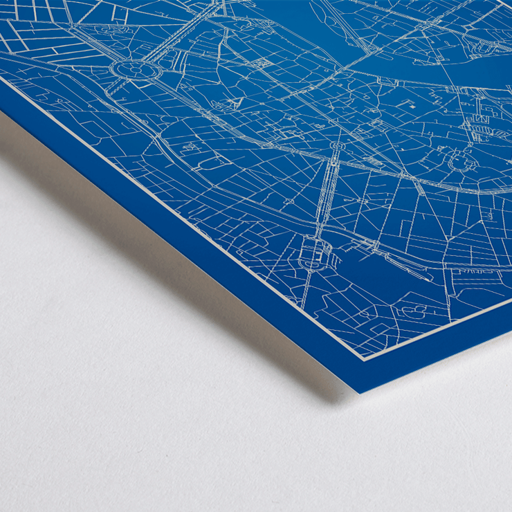 Blau-weiße minimalistische Karte von Toulouse von Minimalist Toulouse Map Poster zeigt eine blaue minimalistische Karte von Toulouse mit weißen Gebäudesilhouetten am unteren Rand; Kunstwerk mit dem Titel „Minimalistische Karte von Toulouse“
