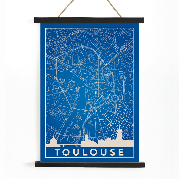 Blau-weiße minimalistische Karte von Toulouse von Minimalist Toulouse Map Poster zeigt eine blaue minimalistische Karte von Toulouse mit weißen Gebäudesilhouetten am unteren Rand; Kunstwerk mit dem Titel „Minimalistische Karte von Toulouse“