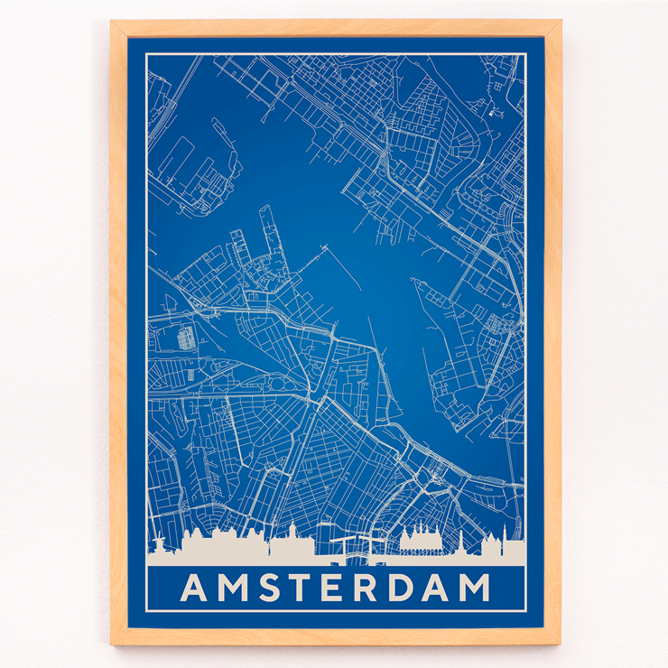 Opera d'arte minimalista di Amsterdam, raffigurante una planimetria dettagliata della città in blu e bianco. Manifesto artistico con mappa minimalista di Amsterdam, raffigurante una mappa blu e bianca di Amsterdam con strade cittadine e corsi d'acqua dettagliati.