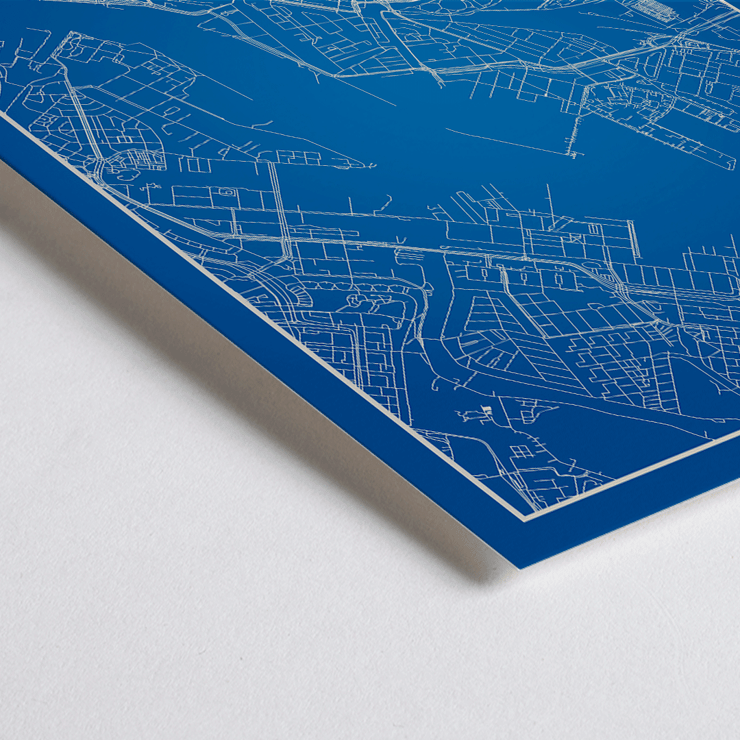Opera d'arte minimalista di Amsterdam, raffigurante una planimetria dettagliata della città in blu e bianco. Manifesto artistico con mappa minimalista di Amsterdam, raffigurante una mappa blu e bianca di Amsterdam con strade cittadine e corsi d'acqua dettagliati.