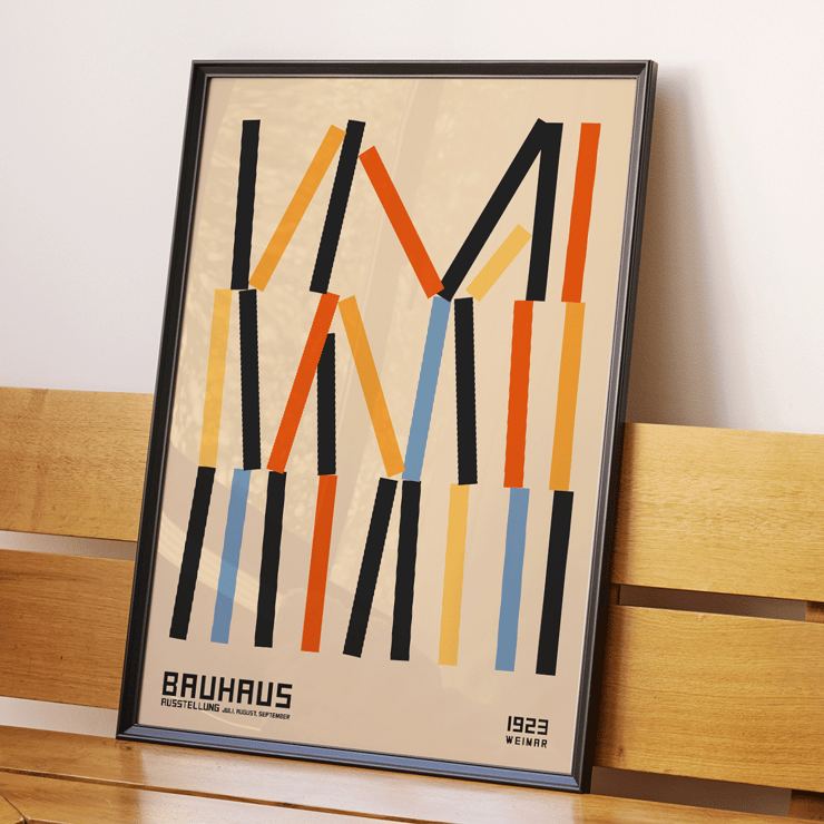 Le Bauhaus Poster 6 du designer présente des lignes géométriques abstraites inspirées de l'exposition de Weimar Le Bauhaus Poster 6 inspiré de l'exposition de Weimar présente des lignes verticales abstraites en noir, orange et bleu sur fond beige.