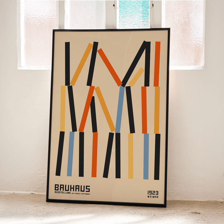 Le Bauhaus Poster 6 du designer présente des lignes géométriques abstraites inspirées de l'exposition de Weimar Le Bauhaus Poster 6 inspiré de l'exposition de Weimar présente des lignes verticales abstraites en noir, orange et bleu sur fond beige.