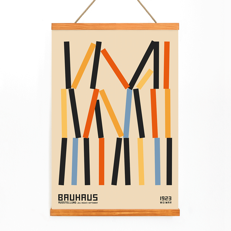 Le Bauhaus Poster 6 du designer présente des lignes géométriques abstraites inspirées de l'exposition de Weimar Le Bauhaus Poster 6 inspiré de l'exposition de Weimar présente des lignes verticales abstraites en noir, orange et bleu sur fond beige.
