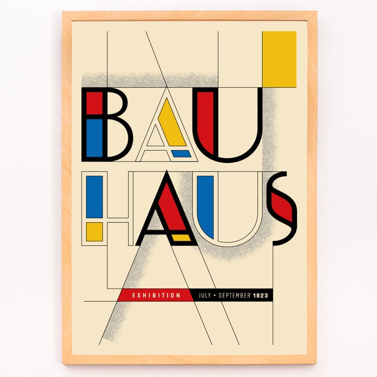 Bauhaus Poster 14 von einem Künstler, inspiriert von der Weimarer Ausstellung, mit geometrischem Design und kräftiger Typografie Bauhaus Poster, inspiriert von der Weimarer Ausstellung, die ein kräftiges geometrisches Design mit roten, blauen und gelben Akzenten zeigt.