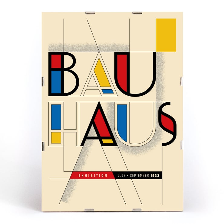 Bauhaus Poster 14 von einem Künstler, inspiriert von der Weimarer Ausstellung, mit geometrischem Design und kräftiger Typografie Bauhaus Poster, inspiriert von der Weimarer Ausstellung, die ein kräftiges geometrisches Design mit roten, blauen und gelben Akzenten zeigt.