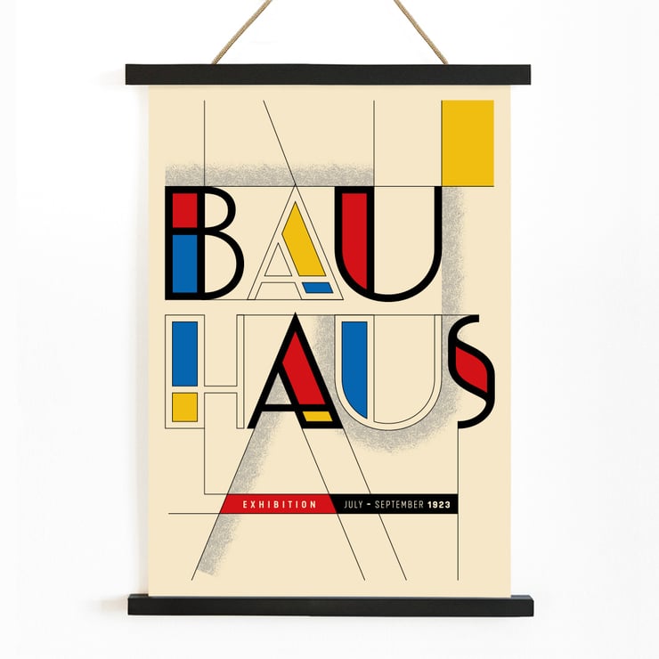 Bauhaus Poster 14 von einem Künstler, inspiriert von der Weimarer Ausstellung, mit geometrischem Design und kräftiger Typografie Bauhaus Poster, inspiriert von der Weimarer Ausstellung, die ein kräftiges geometrisches Design mit roten, blauen und gelben Akzenten zeigt.