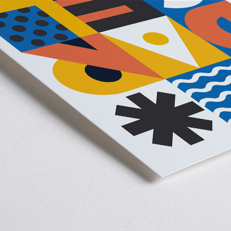 Affiche minimaliste Barcelona Text de Moryarty avec des motifs géométriques audacieux Affiche minimaliste représentant le mot Barcelone avec des formes géométriques et des couleurs vives par l'artiste Moryarty.