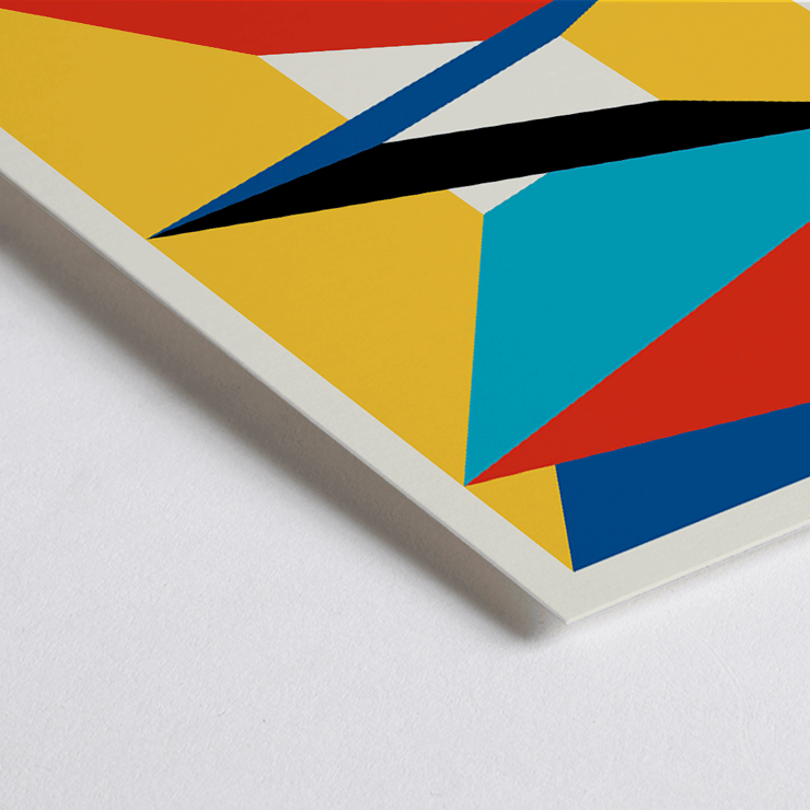 Manifesto Bauhaus di opere d'arte astratte geometriche 16 Manifesto Bauhaus 16 con vivaci forme geometriche in rosso, blu, nero e giallo disposte in uno schema simmetrico e incorniciate.