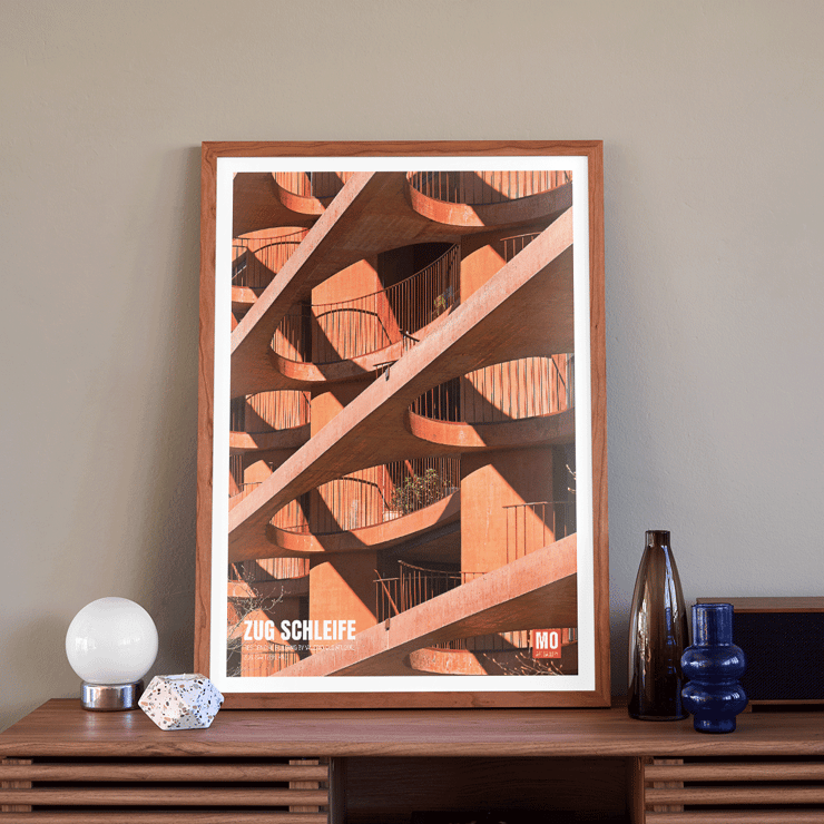 Architektonisches abstraktes Kunstwerk Zug Schleife Schweiz von Mo Art Gallery mit geometrischen Mustern und Schatten Poster eines modernen Architekturentwurfs in Orangetönen mit dem Titel „Zug Schleife“ von der Mo Art Gallery.