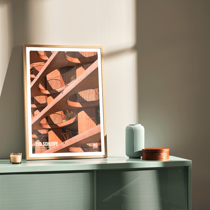 Architektonisches abstraktes Kunstwerk Zug Schleife Schweiz von Mo Art Gallery mit geometrischen Mustern und Schatten Poster eines modernen Architekturentwurfs in Orangetönen mit dem Titel „Zug Schleife“ von der Mo Art Gallery.