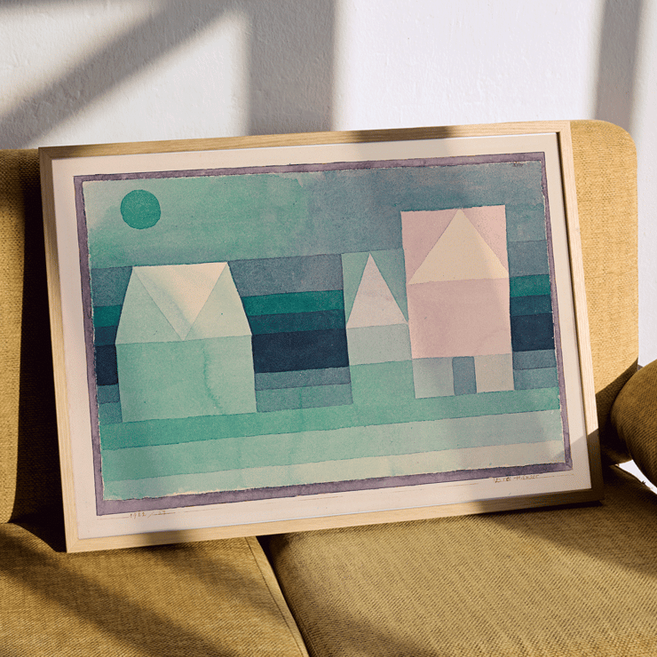 Maisons géométriques abstraites aux couleurs pastel douces, œuvre d'art de Paul Klee intitulée Trois Maisons Poster d'une œuvre d'art abstraite intitulée Trois Maisons de Paul Klee présentant des formes de maisons géométriques aux couleurs vertes et pastel