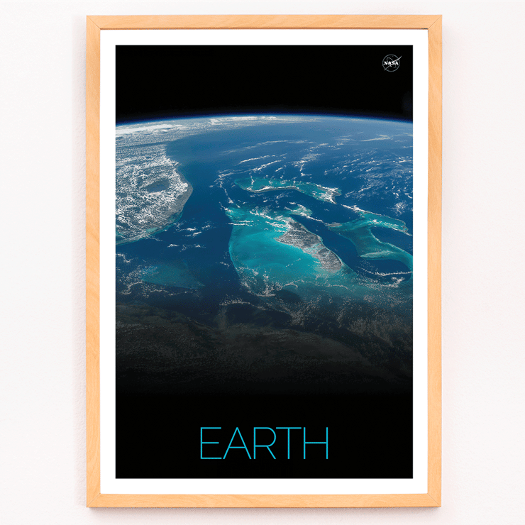Impresionante vista de la Tierra desde el espacio que captura océanos y continentes azules por la NASA - La Tierra desde el Espacio 2 Póster titulado La Tierra desde el espacio 2 de la NASA que muestra una impresionante imagen satelital de la Tierra con una vista de los océanos y las nubes.