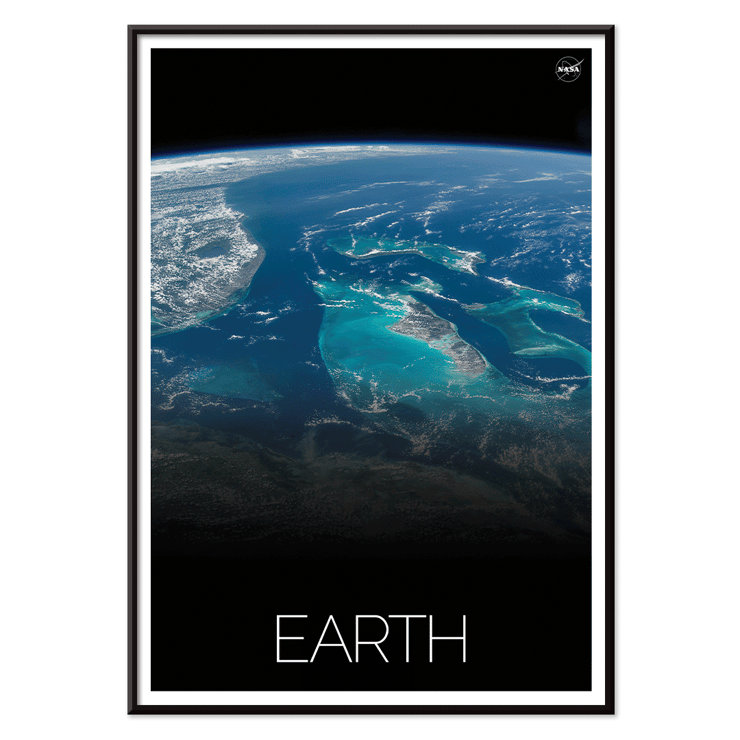 Impresionante vista de la Tierra desde el espacio que captura océanos y continentes azules por la NASA - La Tierra desde el Espacio 2 Póster titulado La Tierra desde el espacio 2 de la NASA que muestra una impresionante imagen satelital de la Tierra con una vista de los océanos y las nubes.