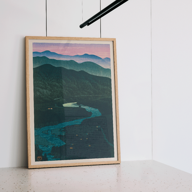 Vista da paisagem de uma região montanhosa com um rio sinuoso ao amanhecer Ecchu Umidani Pass por Kawase Hasui Pôster de uma obra de arte paisagística intitulada Ecchu Umidani Pass de Kawase Hasui mostrando montanhas e um rio ao anoitecer