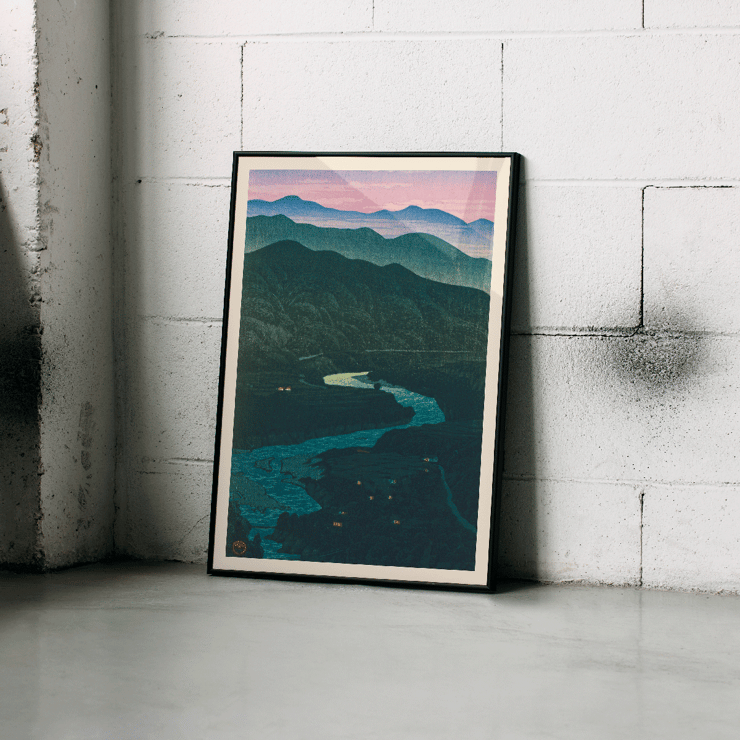 Vista da paisagem de uma região montanhosa com um rio sinuoso ao amanhecer Ecchu Umidani Pass por Kawase Hasui Pôster de uma obra de arte paisagística intitulada Ecchu Umidani Pass de Kawase Hasui mostrando montanhas e um rio ao anoitecer