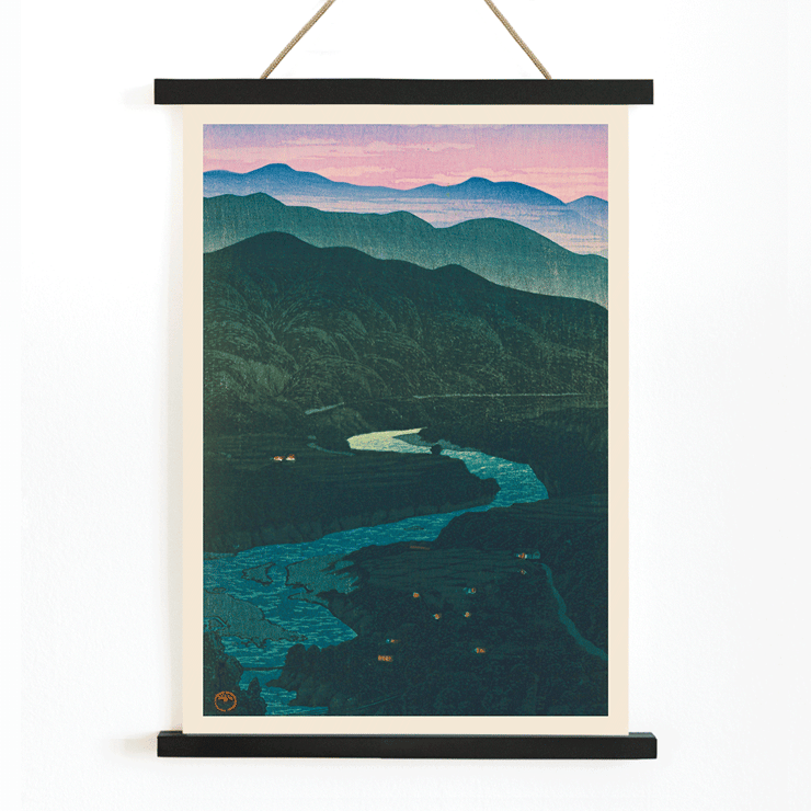 Vista da paisagem de uma região montanhosa com um rio sinuoso ao amanhecer Ecchu Umidani Pass por Kawase Hasui Pôster de uma obra de arte paisagística intitulada Ecchu Umidani Pass de Kawase Hasui mostrando montanhas e um rio ao anoitecer