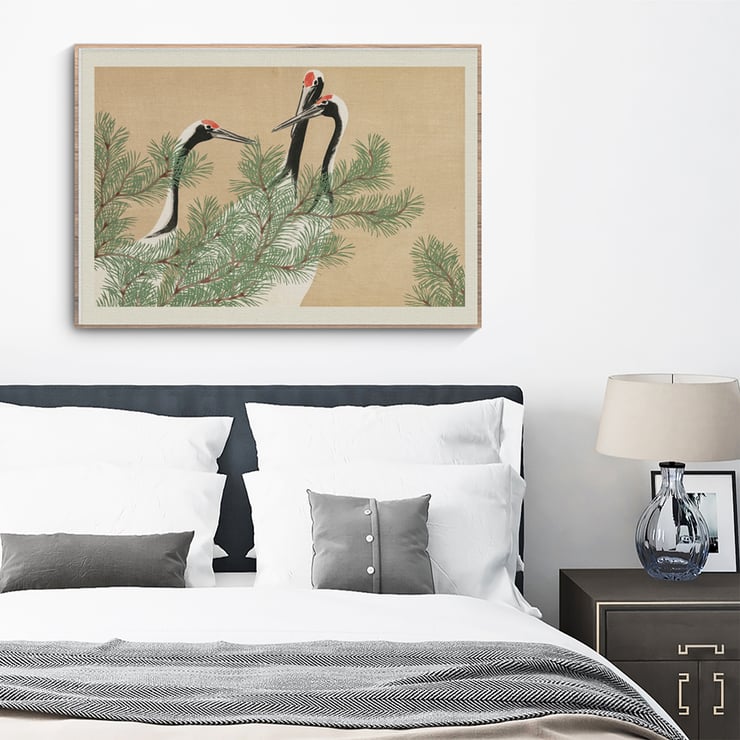 Drei Kraniche zwischen Kiefernzweigen im Kunstwerk „Cranes Tsuru“ von Ohara Koson. Poster mit Kranichen zwischen Kiefernzweigen von Ohara Koson, Kunstwerk mit dem Titel Cranes Tsuru