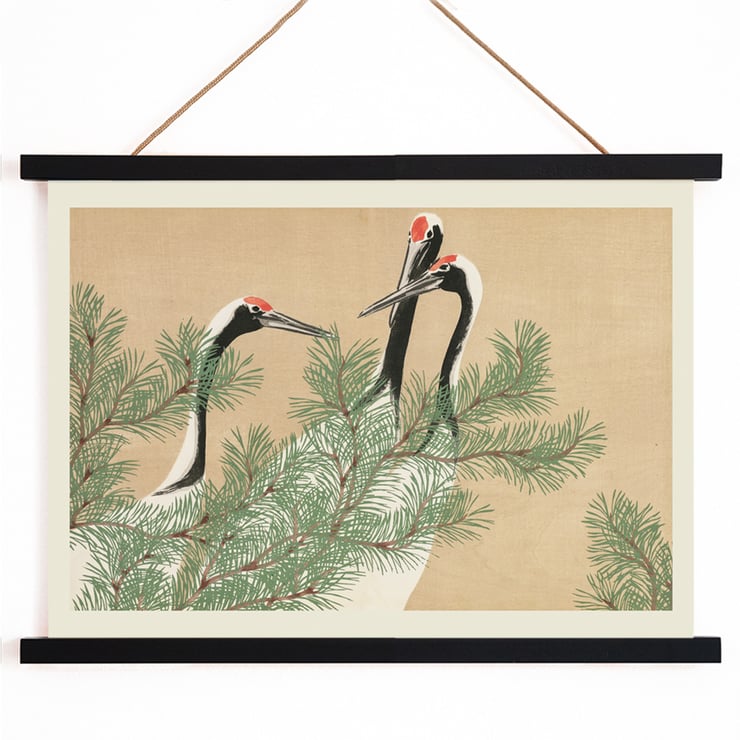 Drei Kraniche zwischen Kiefernzweigen im Kunstwerk „Cranes Tsuru“ von Ohara Koson. Poster mit Kranichen zwischen Kiefernzweigen von Ohara Koson, Kunstwerk mit dem Titel Cranes Tsuru