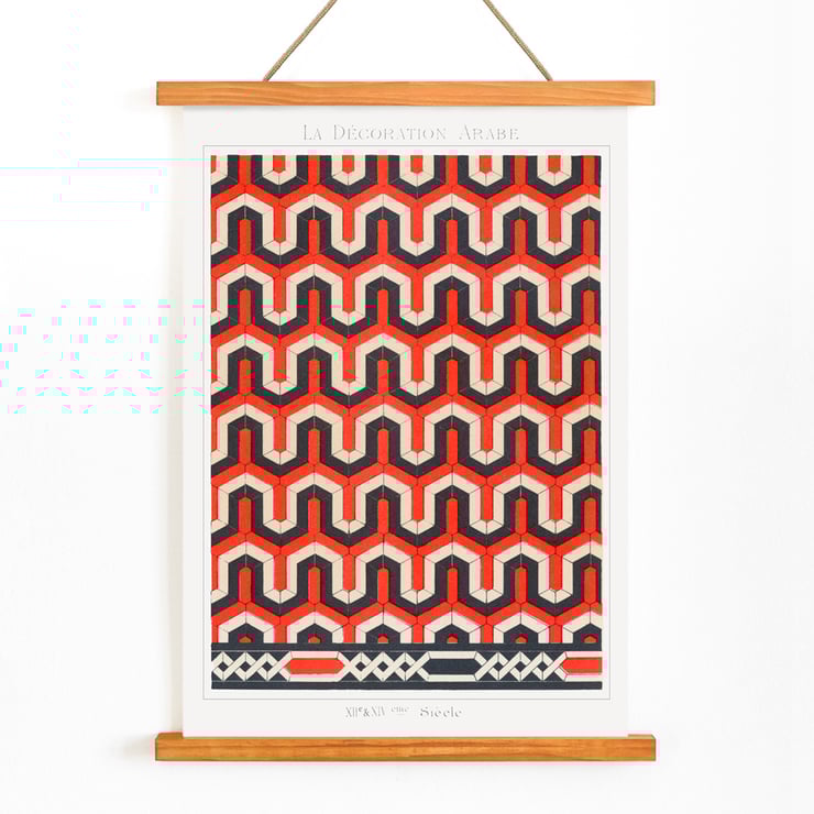 Geometrisches Arabeskenmuster von Emile Prisses d'Avennes in La Decoration Arabe Poster geometrisches Muster mit ineinandergreifenden Formen in Rot, Schwarz und Beige von Emile Prisses d'Avennes von La Decoration Arabe