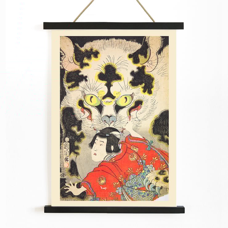 Azuma nishikie Pl.46 de l'artiste présente une personne en tenue traditionnelle avec une créature mythique en arrière-plan Poster intitulé Azuma nishikie Pl.46 mettant en scène un tigre aux yeux perçants derrière une silhouette en kimono rouge à motifs floraux