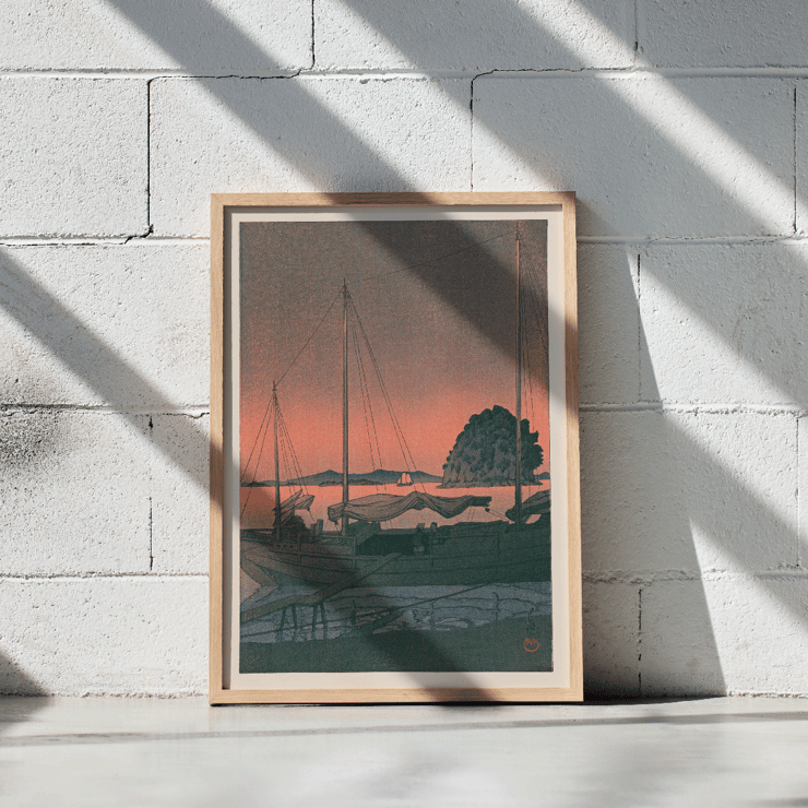 Tramonto sul porto di Ukiyo e di Kawase Hasui con barche e un tranquillo cielo serale Poster di Ukiyo e Harbour Sunset di Kawase Hasui raffigurante barche attraccate al tramonto con un'isola e montagne sullo sfondo