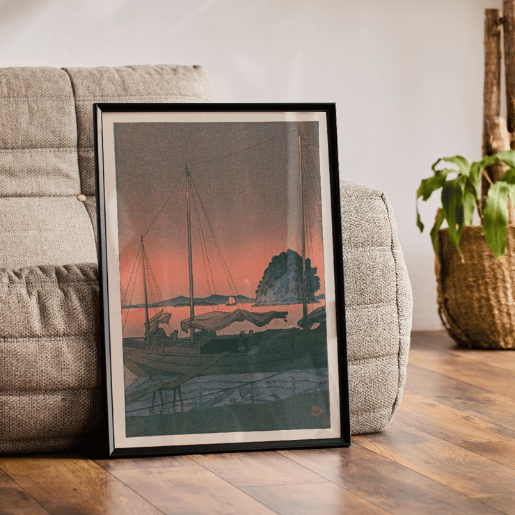 Tramonto sul porto di Ukiyo e di Kawase Hasui con barche e un tranquillo cielo serale Poster di Ukiyo e Harbour Sunset di Kawase Hasui raffigurante barche attraccate al tramonto con un'isola e montagne sullo sfondo