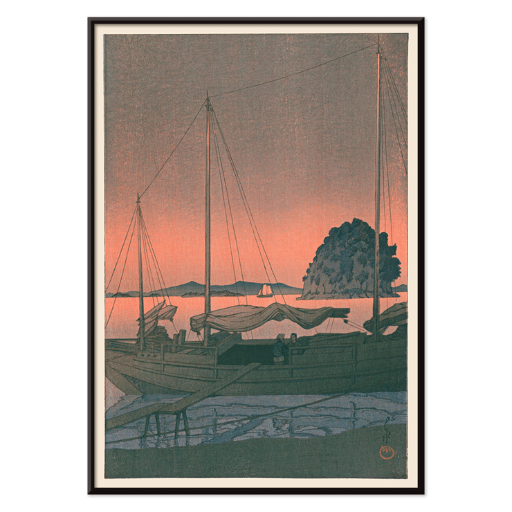 Tramonto sul porto di Ukiyo e di Kawase Hasui con barche e un tranquillo cielo serale Poster di Ukiyo e Harbour Sunset di Kawase Hasui raffigurante barche attraccate al tramonto con un'isola e montagne sullo sfondo
