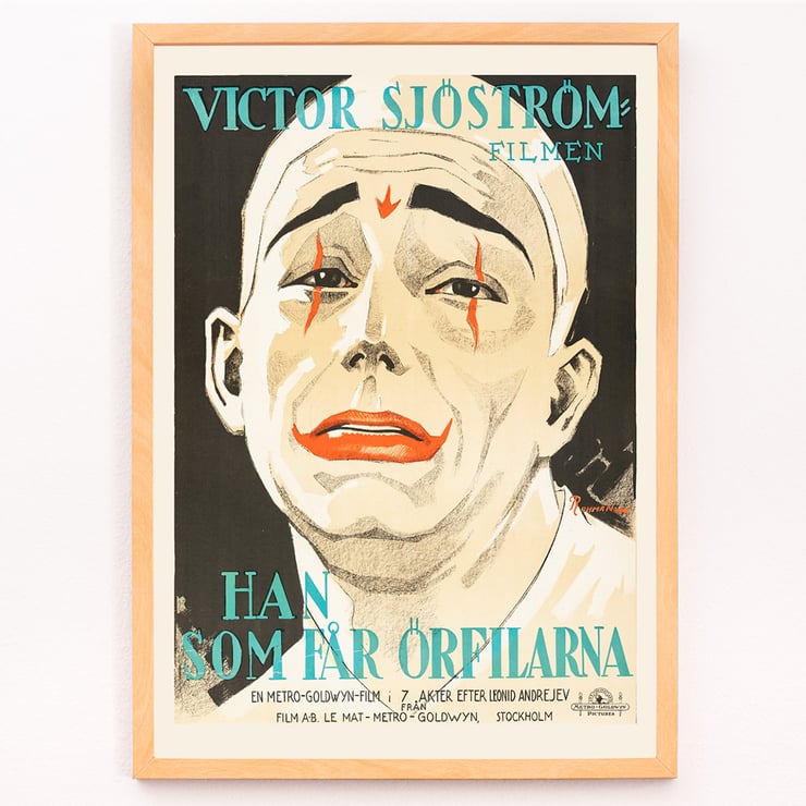 Vintage movie poster of He Who Gets Slapped by Eric Rohman featuring a clown face with red makeup. Poster of He Who Gets Slapped by Eric Rohman featuring a sad clown face with dramatic makeup and bold text in Swedish.