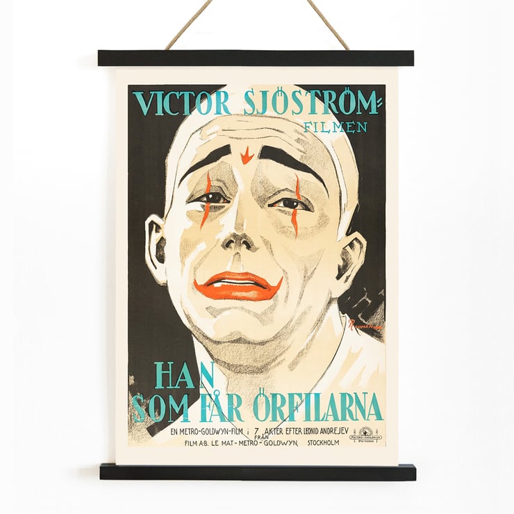 Vintage movie poster of He Who Gets Slapped by Eric Rohman featuring a clown face with red makeup. Poster of He Who Gets Slapped by Eric Rohman featuring a sad clown face with dramatic makeup and bold text in Swedish.