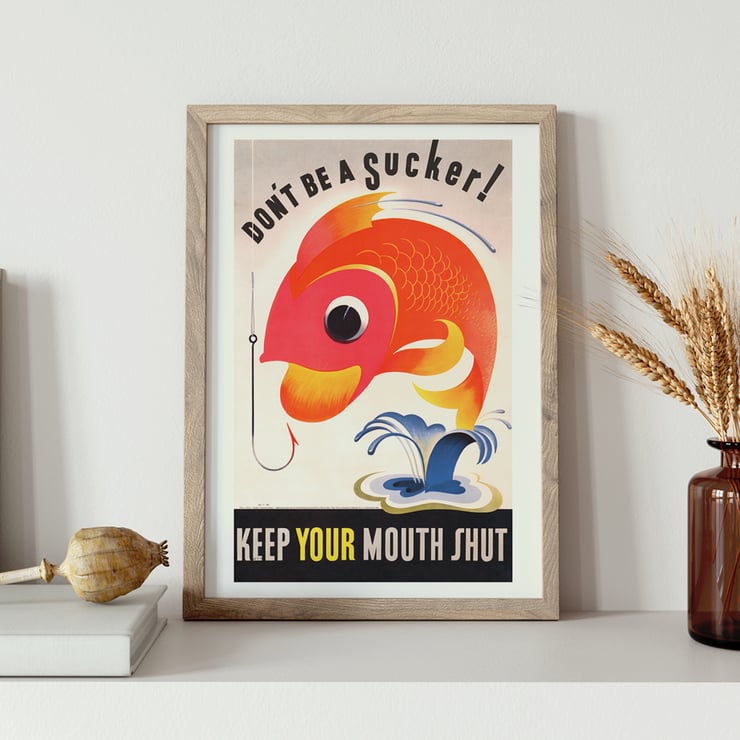 Seien Sie kein Trottel. Halten Sie den Mund geschlossen. Von einem unbekannten Künstler mit abstraktem Fisch und Haken. Poster mit dem Titel „Sei kein Trottel, halt den Mund“ zeigt einen bunten Fisch neben einem Haken mit einer fetten Botschaft