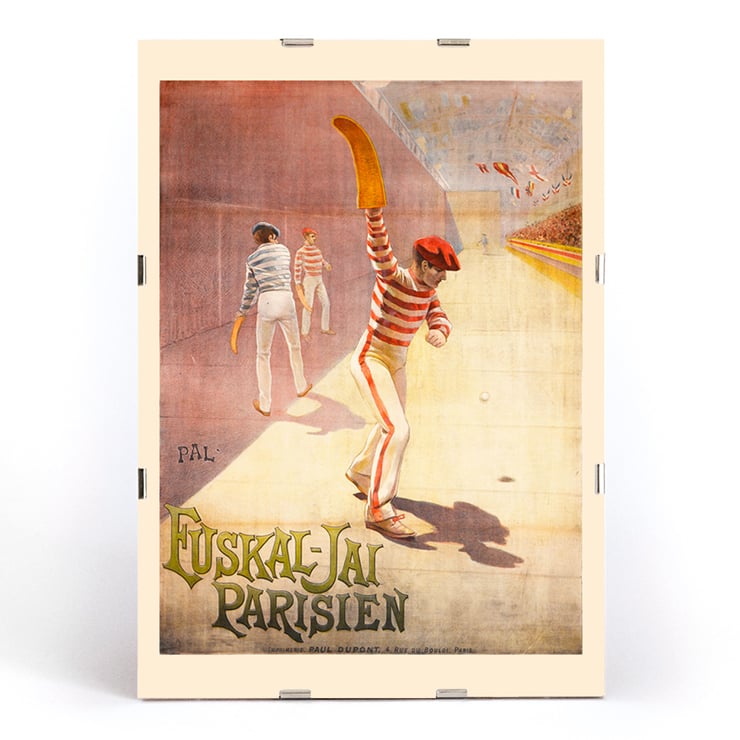 Euskal-Jai Parisien von Jean de Paleologue mit Spielern in gestreiften Trikots mit gebogenen Schlägern auf einem Platz. Poster mit dem Titel Euskal-Jai Parisien von Jean de Paleologue zeigt Spieler in einer traditionellen baskischen Sportumgebung.