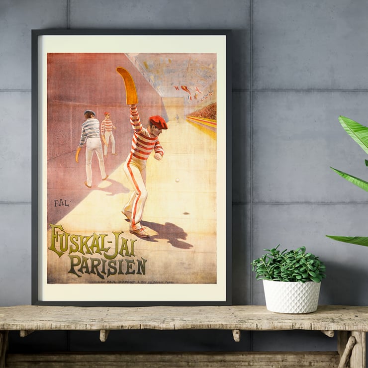 Euskal-Jai Parisien von Jean de Paleologue mit Spielern in gestreiften Trikots mit gebogenen Schlägern auf einem Platz. Poster mit dem Titel Euskal-Jai Parisien von Jean de Paleologue zeigt Spieler in einer traditionellen baskischen Sportumgebung.