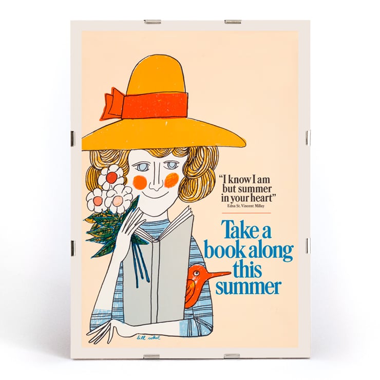 Frau mit Hut und einem Buch von Bill Sokol aus Take a Book Along This Summer Poster von Bill Sokol zeigt eine Frau mit einem gelben Hut, die ein Buch und Blumen mit dem Text „Nimm diesen Sommer ein Buch mit“ hält
