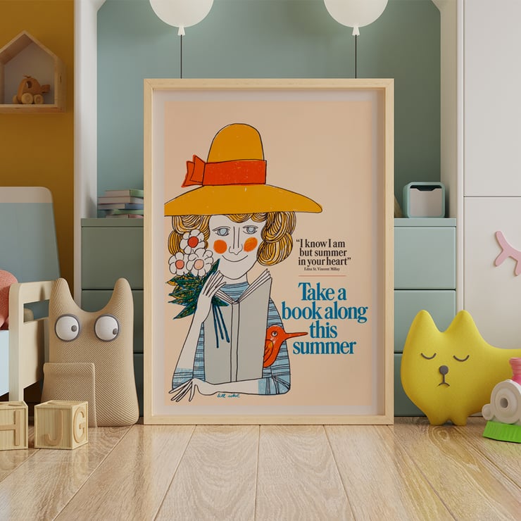 Frau mit Hut und einem Buch von Bill Sokol aus Take a Book Along This Summer Poster von Bill Sokol zeigt eine Frau mit einem gelben Hut, die ein Buch und Blumen mit dem Text „Nimm diesen Sommer ein Buch mit“ hält