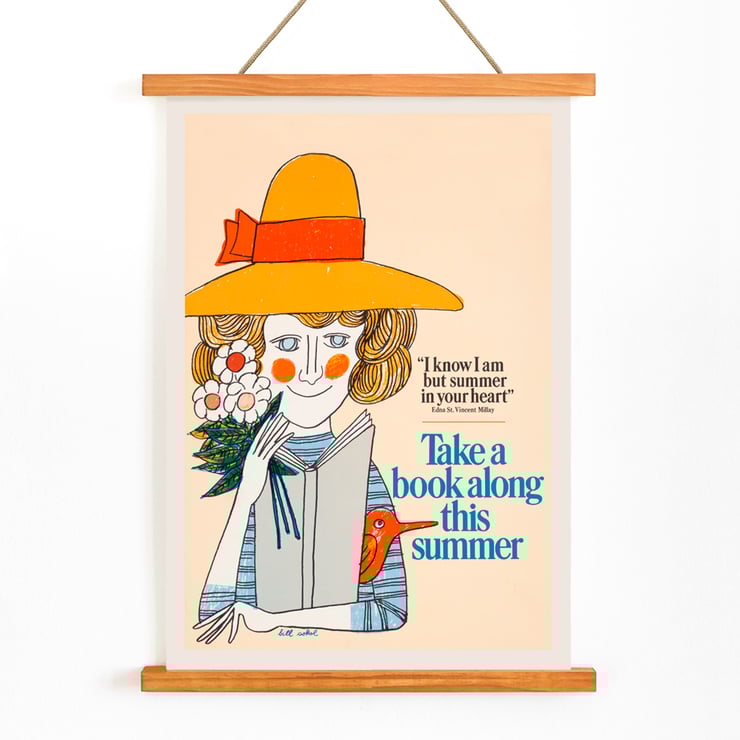 Frau mit Hut und einem Buch von Bill Sokol aus Take a Book Along This Summer Poster von Bill Sokol zeigt eine Frau mit einem gelben Hut, die ein Buch und Blumen mit dem Text „Nimm diesen Sommer ein Buch mit“ hält