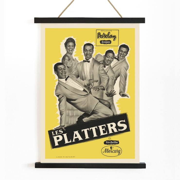 Das Vintage-Musikposter von The Platters, Kunstwerk von Les Platters. Poster mit The Platters und dem Artwork-Titel „The Platters“ tanzend und lächelnd vor einem gelben Hintergrund für Barclay Disques.
