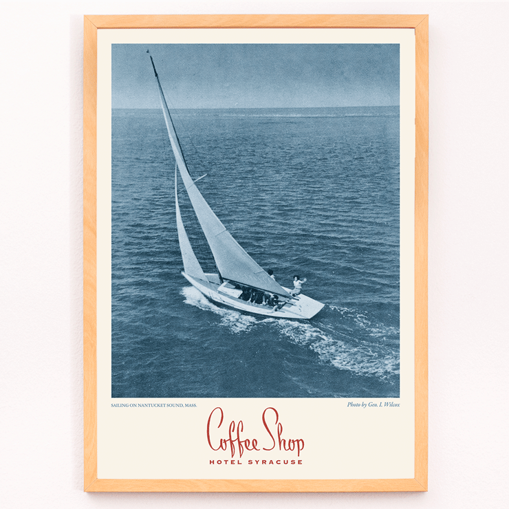 Segeln auf dem Nantucket Sound von Geo. I Wilcox, ausgestellt im Coffee Shop Hotel Syracuse Ein Vintage-Poster mit dem Titel „Coffee Shop Hotel Syracuse“ mit einem Segelboot auf dem Nantucket Sound und einer blau getönten Fotografie von Geo I Wilcox.