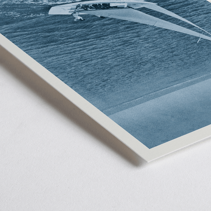 Segeln auf dem Nantucket Sound von Geo. I Wilcox, ausgestellt im Coffee Shop Hotel Syracuse Ein Vintage-Poster mit dem Titel „Coffee Shop Hotel Syracuse“ mit einem Segelboot auf dem Nantucket Sound und einer blau getönten Fotografie von Geo I Wilcox.