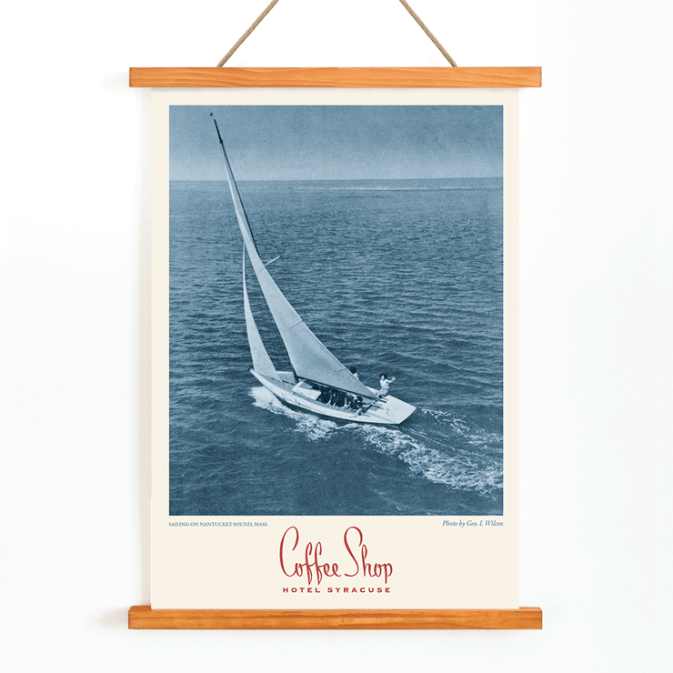 Segeln auf dem Nantucket Sound von Geo. I Wilcox, ausgestellt im Coffee Shop Hotel Syracuse Ein Vintage-Poster mit dem Titel „Coffee Shop Hotel Syracuse“ mit einem Segelboot auf dem Nantucket Sound und einer blau getönten Fotografie von Geo I Wilcox.