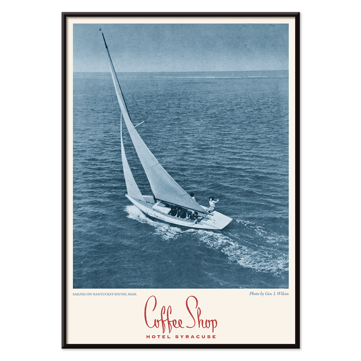 Segeln auf dem Nantucket Sound von Geo. I Wilcox, ausgestellt im Coffee Shop Hotel Syracuse Ein Vintage-Poster mit dem Titel „Coffee Shop Hotel Syracuse“ mit einem Segelboot auf dem Nantucket Sound und einer blau getönten Fotografie von Geo I Wilcox.