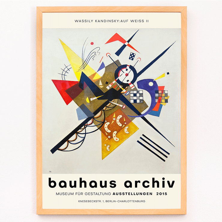 Abstraktes Gemälde von Wassily Kandinsky mit dem Titel Auf Weiss II, gezeigt in der Bauhaus-Ausstellung mit geometrischen Formen und leuchtenden Farben Plakat des Bauhaus-Archivs mit dem abstrakten Kunstwerk „Auf Weiss II“ von Wassily Kandinsky für eine Gestaltausstellung im Berliner Museum