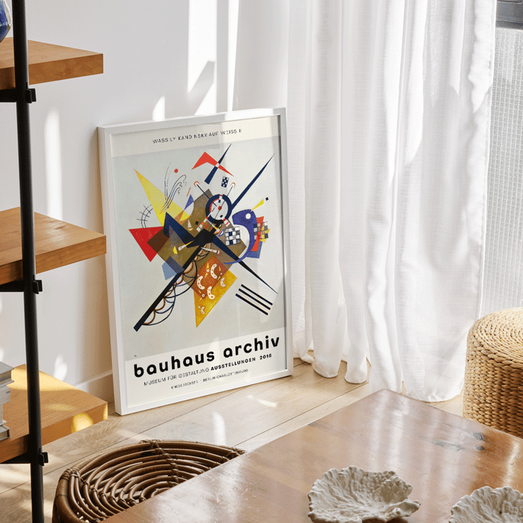 Abstraktes Gemälde von Wassily Kandinsky mit dem Titel Auf Weiss II, gezeigt in der Bauhaus-Ausstellung mit geometrischen Formen und leuchtenden Farben Plakat des Bauhaus-Archivs mit dem abstrakten Kunstwerk „Auf Weiss II“ von Wassily Kandinsky für eine Gestaltausstellung im Berliner Museum