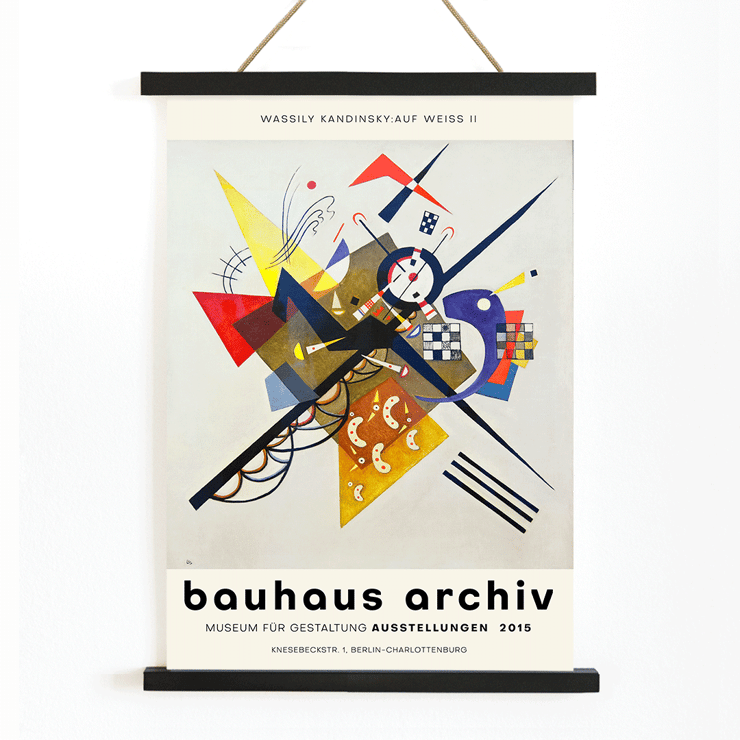 Abstraktes Gemälde von Wassily Kandinsky mit dem Titel Auf Weiss II, gezeigt in der Bauhaus-Ausstellung mit geometrischen Formen und leuchtenden Farben Plakat des Bauhaus-Archivs mit dem abstrakten Kunstwerk „Auf Weiss II“ von Wassily Kandinsky für eine Gestaltausstellung im Berliner Museum