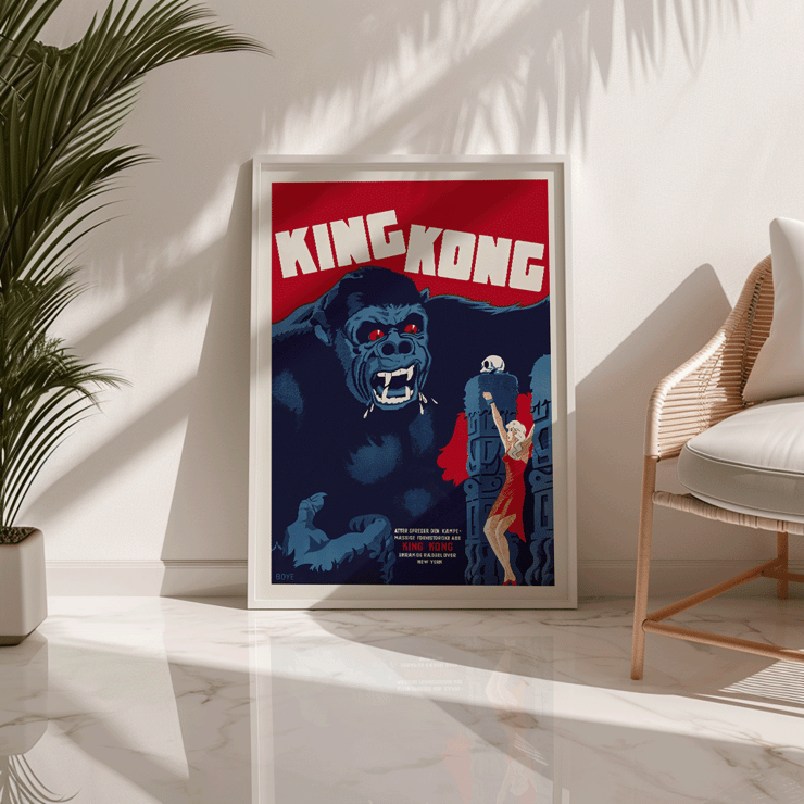 Póster de la película King Kong de Boye que presenta una escena icónica con un mono gigante y una mujer. Afiche de la película King Kong de Boye que muestra a un gorila gigante con ojos rojos agarrando un edificio con una mujer con un vestido rojo levantando su mano.