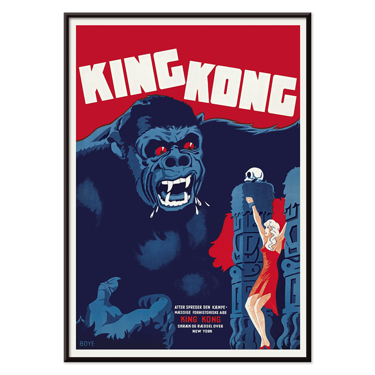 Póster de la película King Kong de Boye que presenta una escena icónica con un mono gigante y una mujer. Afiche de la película King Kong de Boye que muestra a un gorila gigante con ojos rojos agarrando un edificio con una mujer con un vestido rojo levantando su mano.