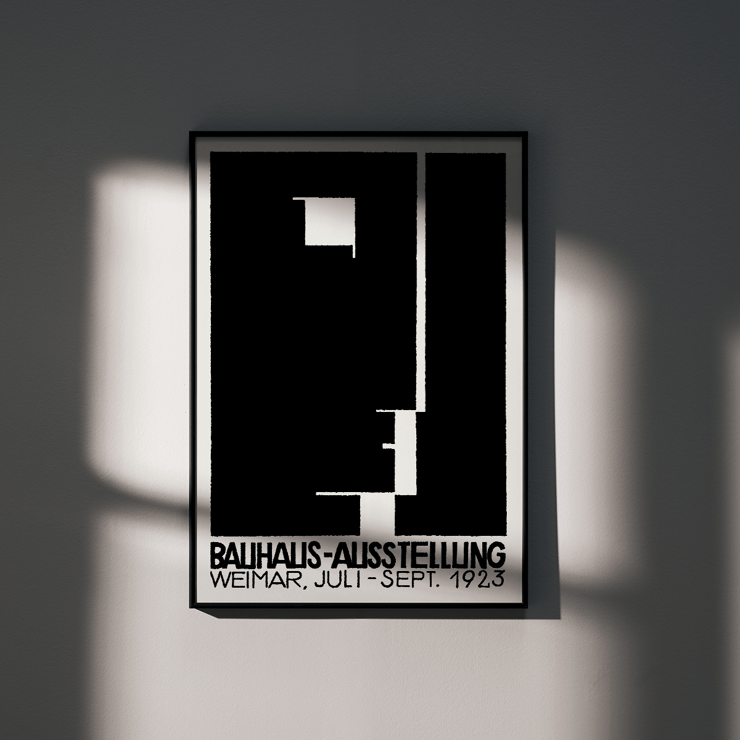 Schwarz-weißes geometrisches abstraktes Kunstwerk von Joost Schmidt von der Bauhaus-Ausstellung Weimar. Poster der Bauhaus-Ausstellung von László Moholy-Nagy mit abstrakten geometrischen Formen in Schwarz und Weiß.