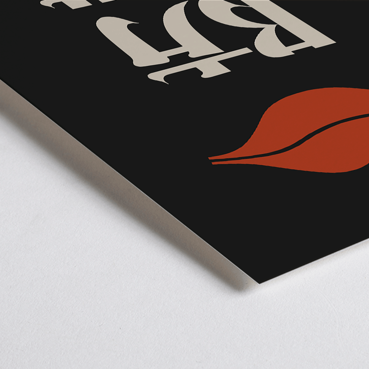 Red Lips d'Ikko Tanaka llavis vermells atrevits amb caràcters japonesos sobre fons negre Pòster amb llavis vermells sobre el text japonès en estil minimalista d'Ikko Tanaka titulat Red Lips