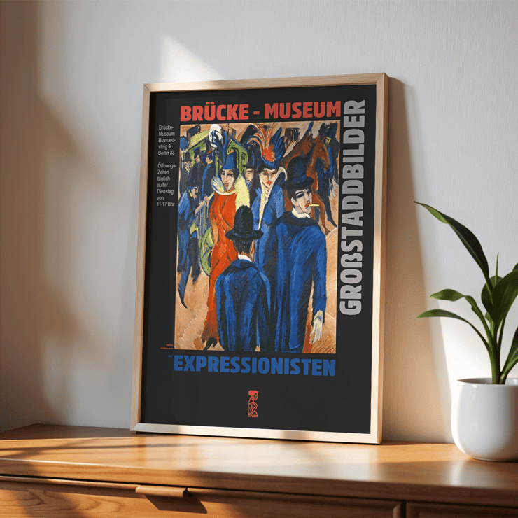 Farbenfrohe Berliner Straßenszene im Brücke-Museum von Ernst Kirchner mit Menschen in farbenfroher Kleidung. Poster präsentiert „Berliner Straßenszene“ im Brücke-Museum von Ernst Kirchner und hebt lebendige expressionistische Kunstwerke hervor
